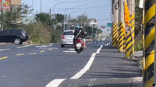 鹿港驚現「波浪路」　高低差20公分！騎士眼神死「生無可戀」