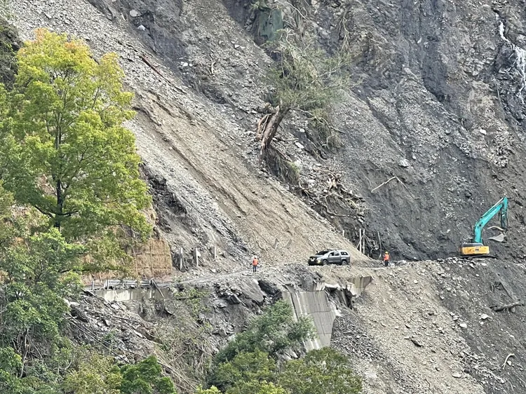 台7線仍有多處坍方，49.7K封閉到年底。公路總局提供