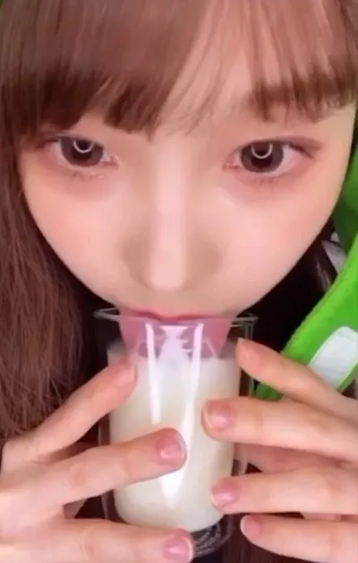 有網友留言不要這樣做，直言「像狗」。