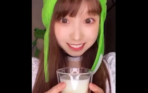 日本蛙妹挑戰舌頭變吸管喝奶 眾網友想歪!有人直言「像狗」