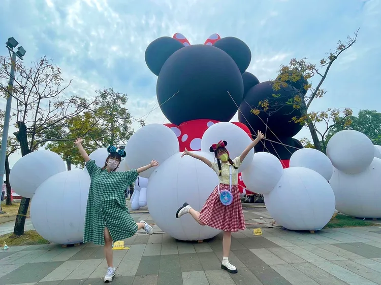 民眾與米奇光球森林合影。市府提供