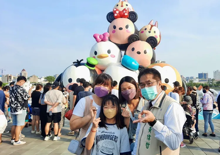 黃偉哲與遊客合影。市府提供