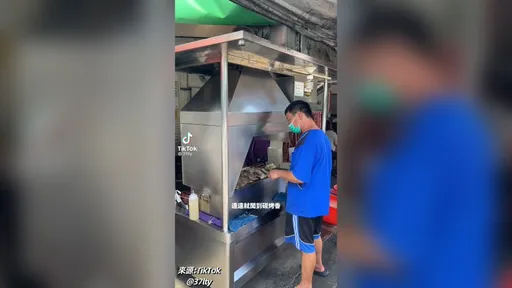 碳烤香滿滿的屏東大香腸　焦香的肉汁配蒜頭　讓你一口接一口