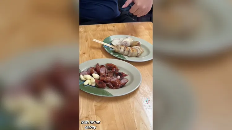 碳烤香滿滿大腸與香腸，配上蒜頭更美味。