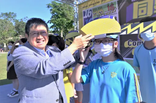 竹縣成年禮潮味十足 楊文科為青少年戴上「潮流冠帽」
