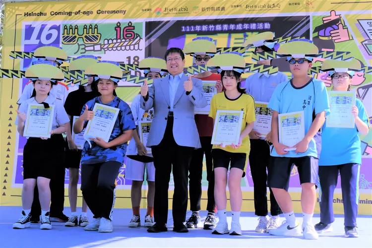 楊文科縣府與學生們合影。新竹縣府提供