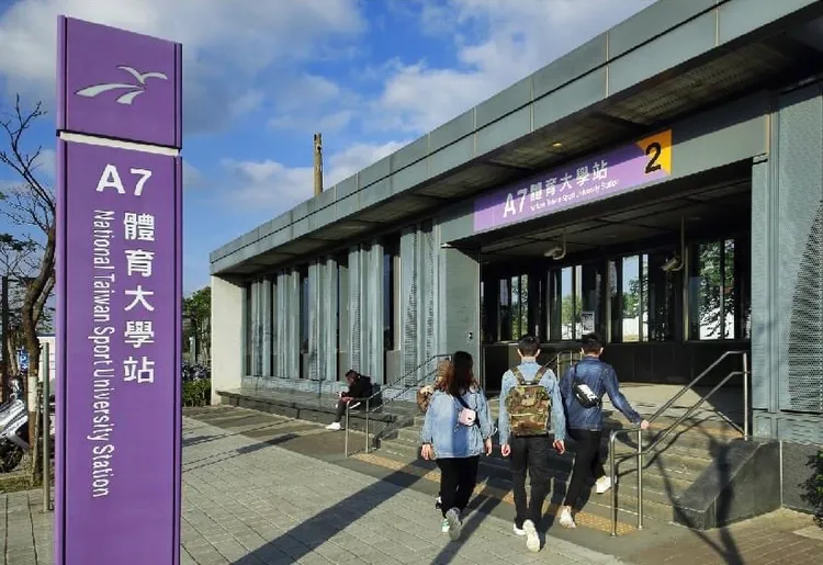 建議若預算許可，可在鄰近捷運站周邊10-15分鐘的路程購屋。翻攝「富宇天匯」臉書