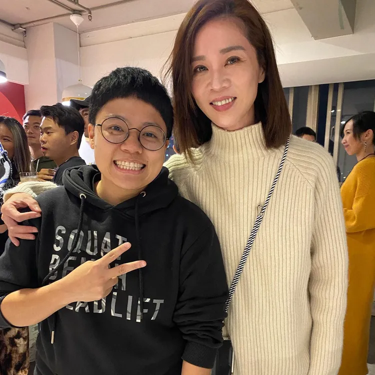 敏迪（左）與謝盈萱開心合影。翻攝自臉書「敏迪選讀」