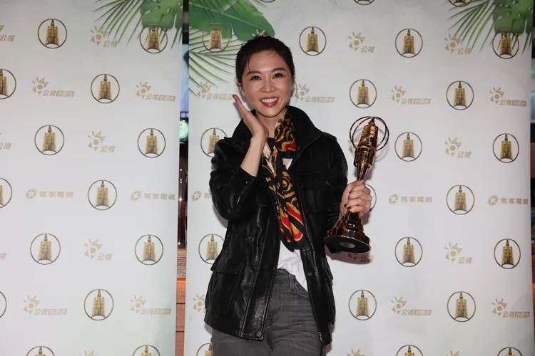 謝盈萱奪金鐘視后笑開懷。資料照片