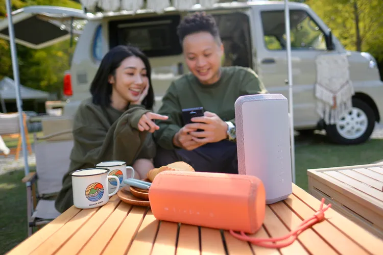 SRS-XE300（右）/XE200（左），外觀相似、尺寸分大小。陳志淵攝