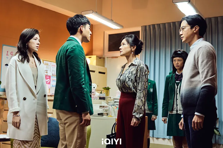 陳昊森（左二）詮釋叛逆高中生，和控制狂媽媽尹馨（右二）衝突不斷。愛奇藝國際站提供