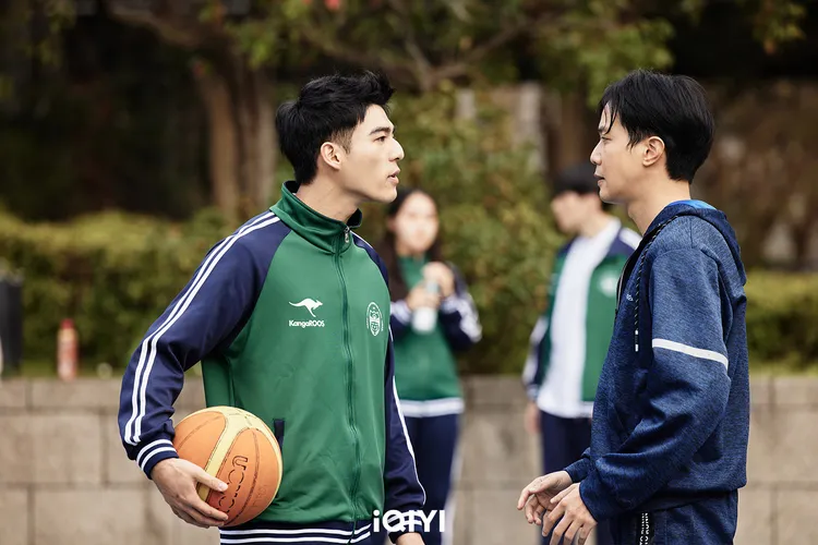 陳昊森（左）劇中吃醋薛仕凌接近許瑋甯，在學校大打出手。愛奇藝國際站提供