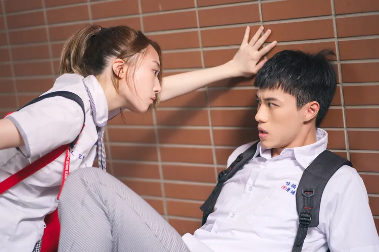 4_王敏淳（左）自學生時期就愛壁咚商鈞。TVBS提供