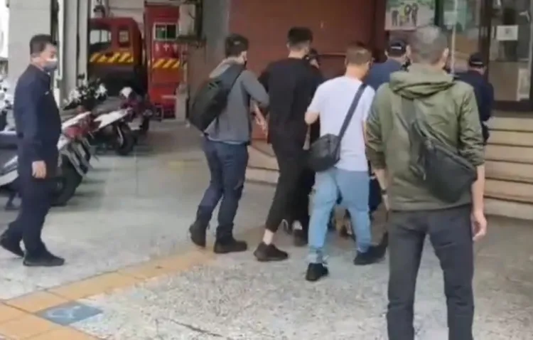 警方將動手打人嫌犯帶回西屯派出所。讀者提供