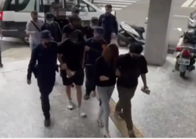 在台中市ＫＴＶ門口打人的嫌犯，中午陸續被逮捕帶回西屯派出所。讀者提供