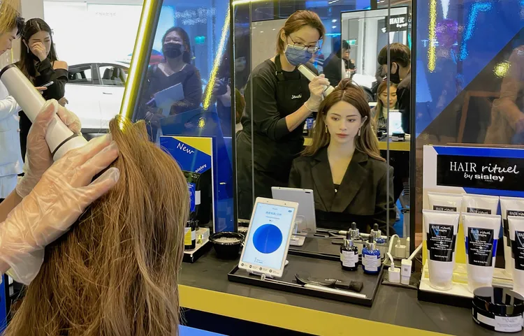 頂級智慧科技髮肌檢測儀。張家玲攝