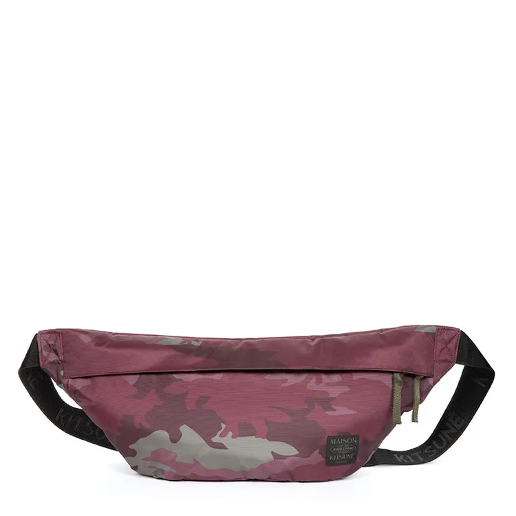 Maison Kitsuné x EASTPAK腰包，5400元。onefifteen提供