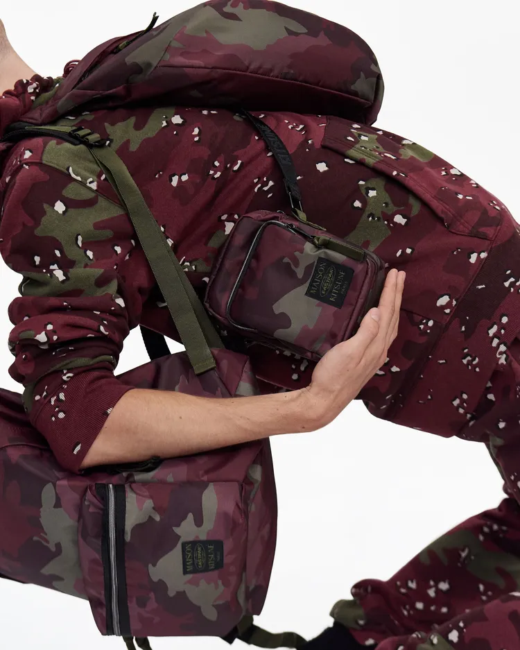 Maison Kitsuné標誌性的小狐狸身影，也幻化為包款表面最為搶眼的印花圖騰。onefifteen提供