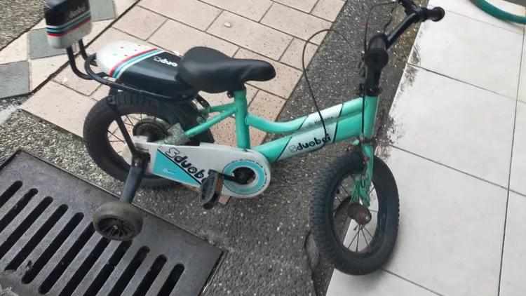 秀林鄉清潔隊回收車昨天下午轉彎時不慎輾過騎三輪的的幼童。民眾提供