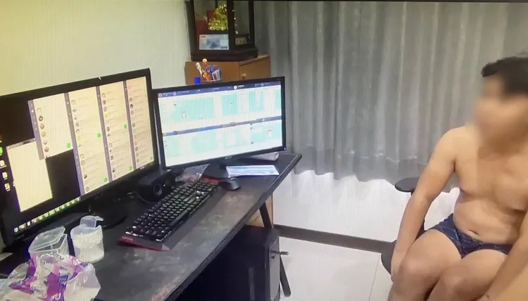 警方破門時，嫖客正在性交易。民眾提供