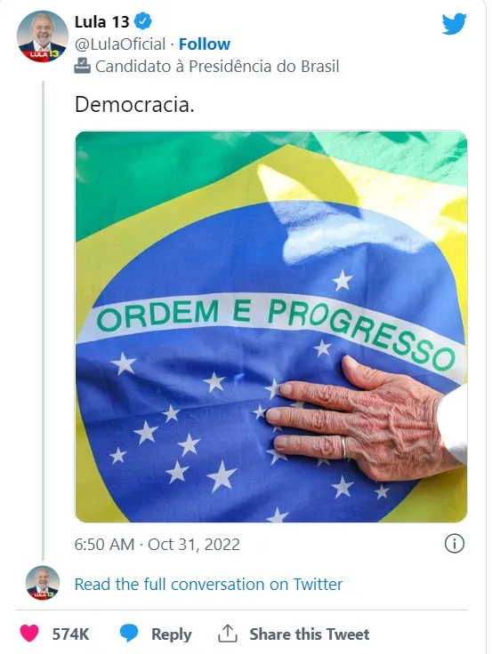 魯拉確定當選之後，在推特發布他手放在巴西國旗上的照片，並寫上「民主」二字。翻攝推特@LulaOficial