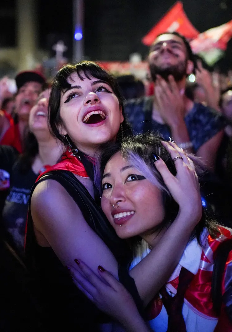 魯拉支持者開心擁抱。路透社