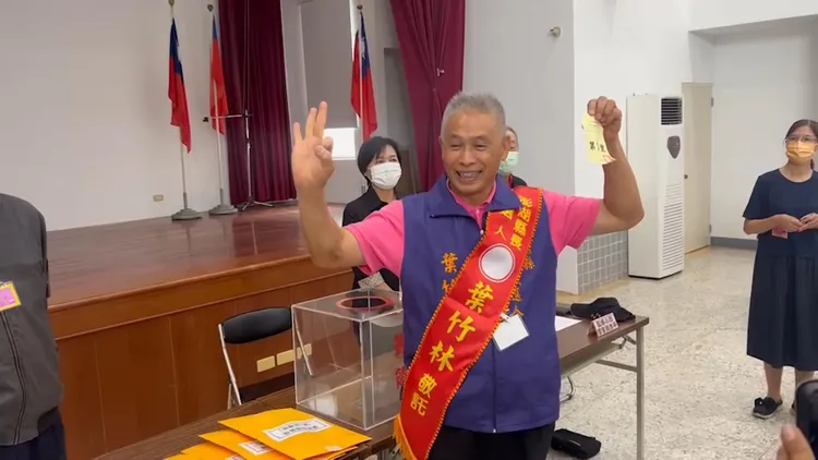 3號的葉竹林則比出OK手勢並喊出「三陽開泰、當選OK」。許逸民攝