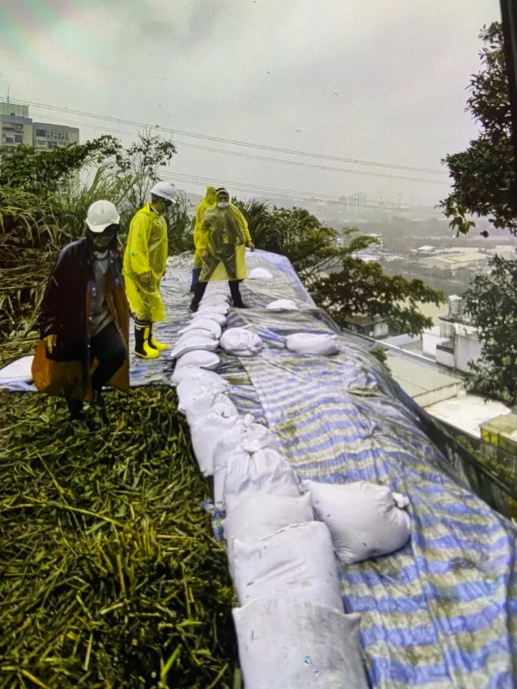 新北市政府提醒市民朋友，山區慎防溪水暴漲、坍方及落石。新北市政府提供