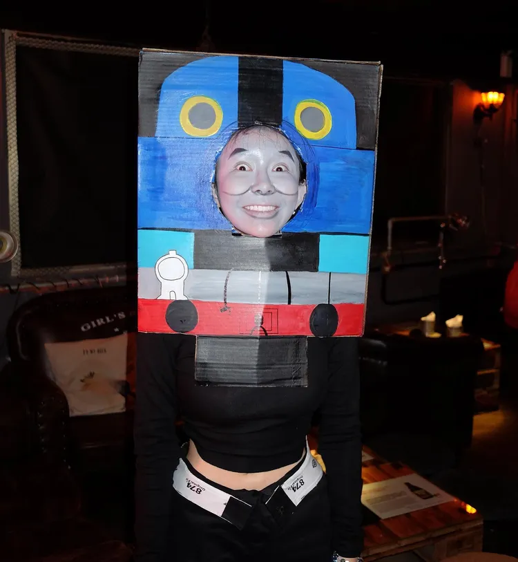 阿樂扮成「湯瑪士小火車」超逼真。翻攝IG/alephant_0427