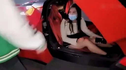 載妹3秒鐘「撞壞億元頂級法拉利」　車是借的！駕駛要賠千萬元嚇呆了