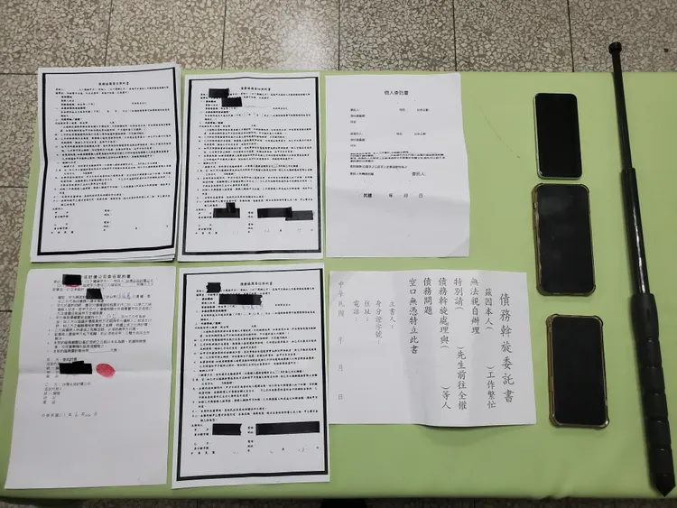 警方在張嫌設立的據點，查扣債權委託書、伸縮鐵棍等證物。讀者提供