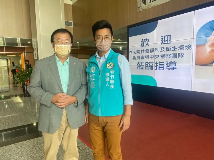 立法院社會福利及衛生環境委員會今天（27日）到新竹台大分院生醫醫院竹北院區考察，周江杰也到場關心。周江杰競辦提供