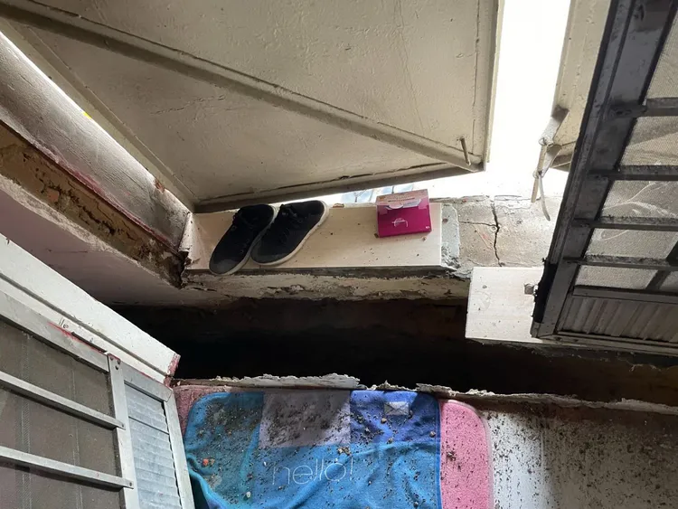 地板、牆壁大移位，鐵門也變形，住戶差點逃不出來。林燕祝提供