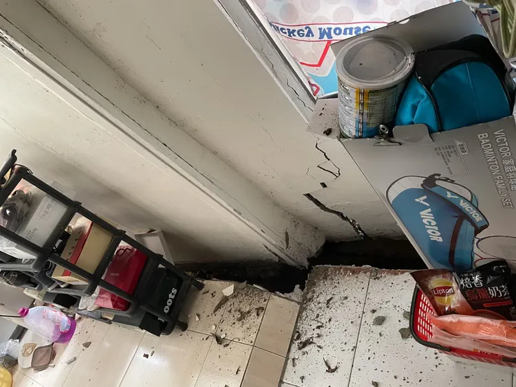 牆壁龜裂，地板出現缺口，住戶一家三口有家歸不得。林燕祝提供