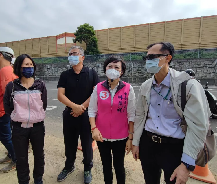市議員林燕祝（右2）邀請相關單位一同會勘。王志弘攝