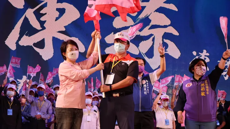 盧秀燕為農漁會幹部授旗。鮮明攝