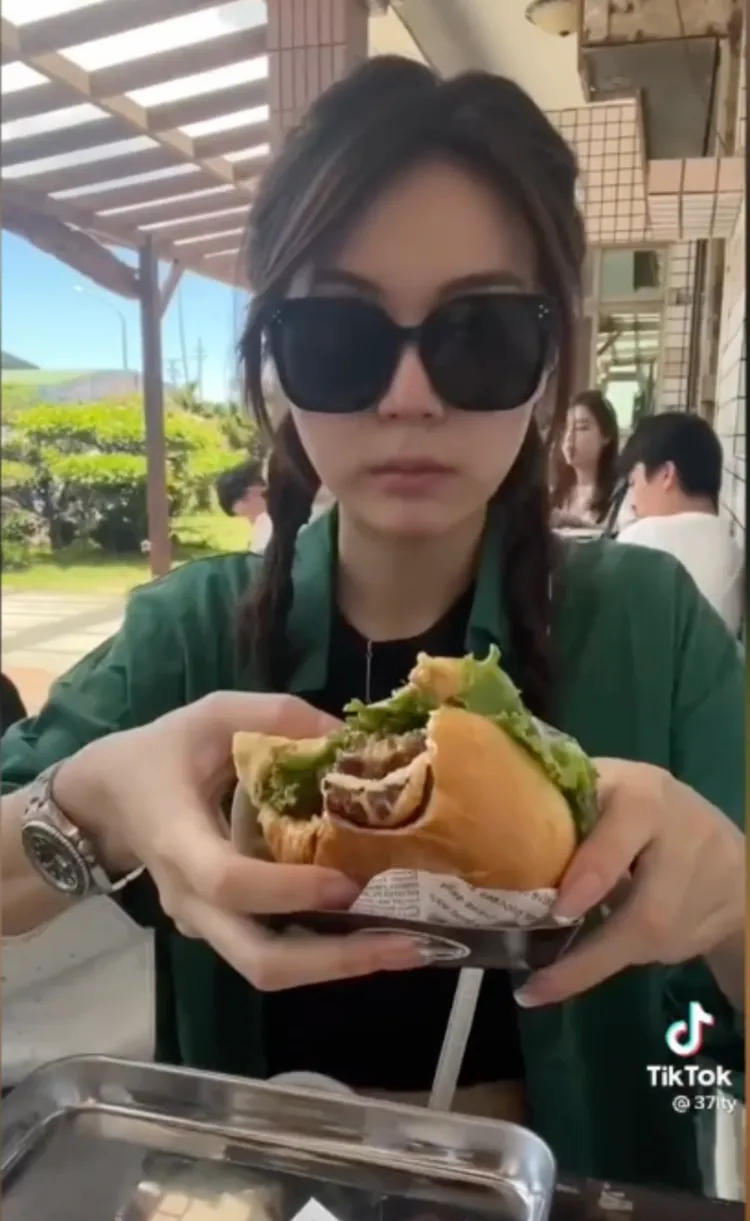 一口咬下，滿滿肉汁嘴裡爆開。