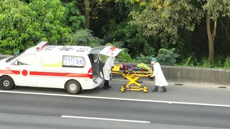 救護人員將傷者送醫急救。侯昌騰攝