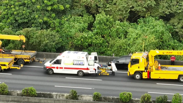 救護人員在現場將3位受傷民眾送醫急救。侯昌騰攝