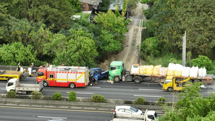 國道1號北上岡山路段1輛大車與4輛汽車發生車禍。侯昌騰攝