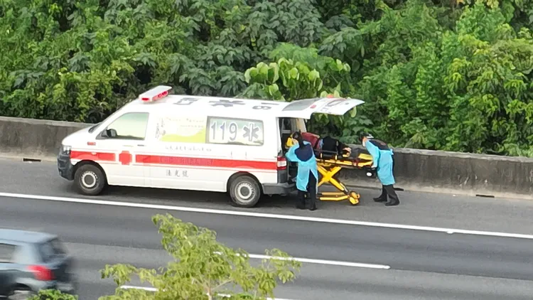 救護人員將傷者送醫急救。侯昌騰攝