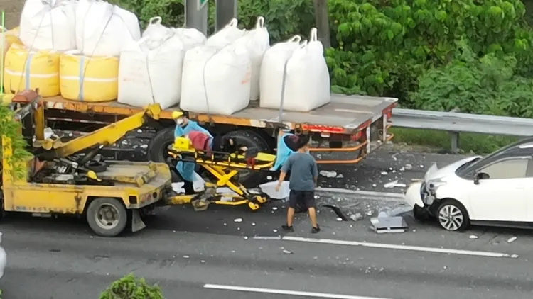 國道1號北上岡山路段1輛大車與4輛汽車發生車禍。侯昌騰攝