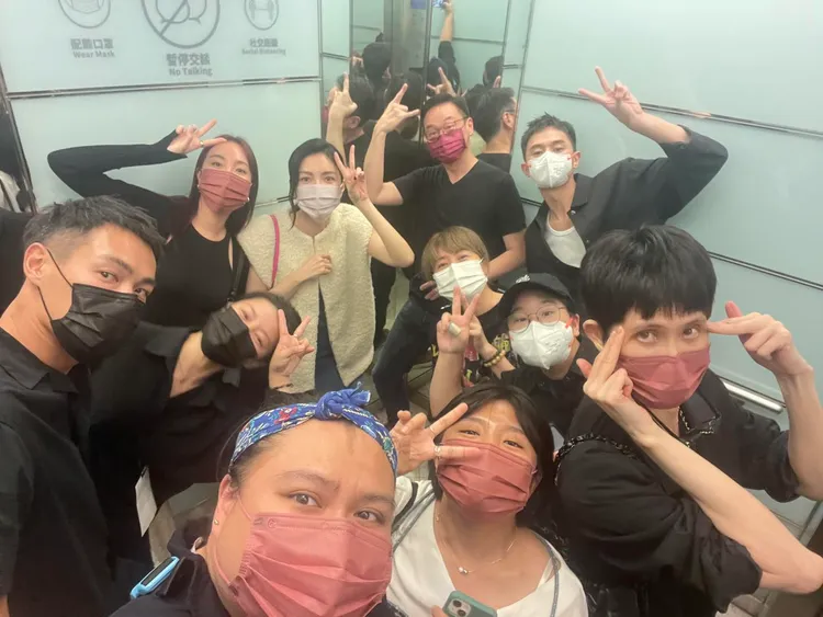 楊謹華（後排左二）與工作夥伴合影。翻攝楊謹華臉書