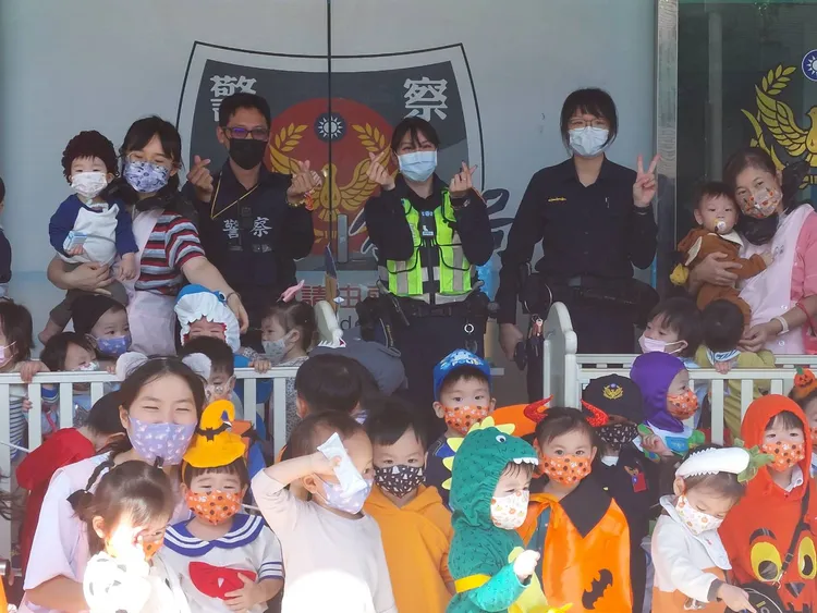 小惡魔們與警員合照。桃園警分局提供