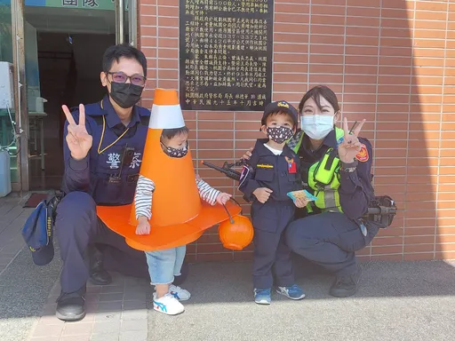 不給糖就搗蛋!萬聖節警局初體驗 小惡魔竟被嚇哭了