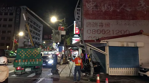 拖板車違規未注意限高 勾電線拉歪紅綠燈桿賠10萬