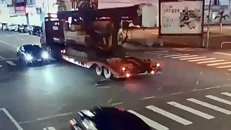 重車行經市區勾到電線拉歪燈桿要罰款也得賠修理費。民眾提供