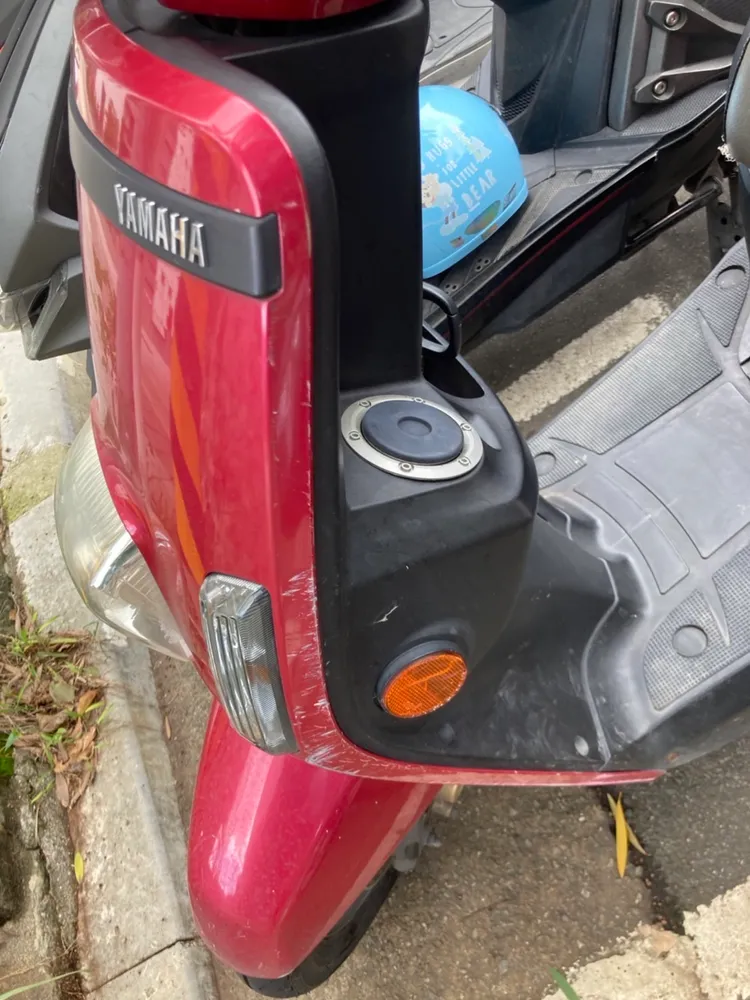 游女事後發現車身有傷痕。林口警分局提供