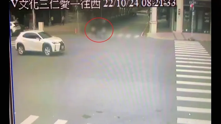 雙方發生碰撞，游女人車倒地。林口警分局提供