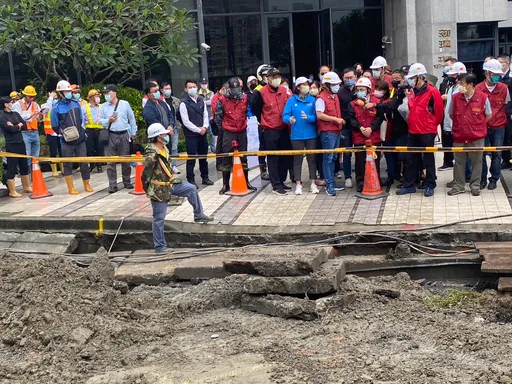 汐止路面塌陷地基空 施工期七天!用路人请尽早改道